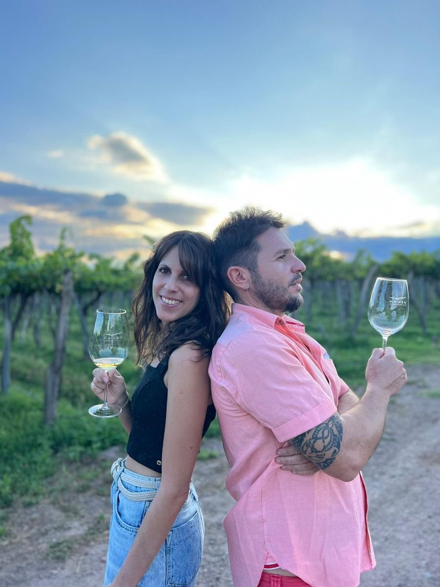 Paula y Alejandro espalda con espalda con copas de cava