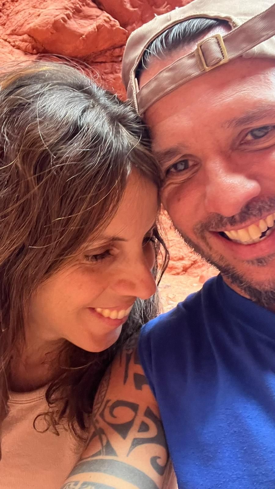 Paula y Alejandro, mejilla con mejilla, entre rocas rojas